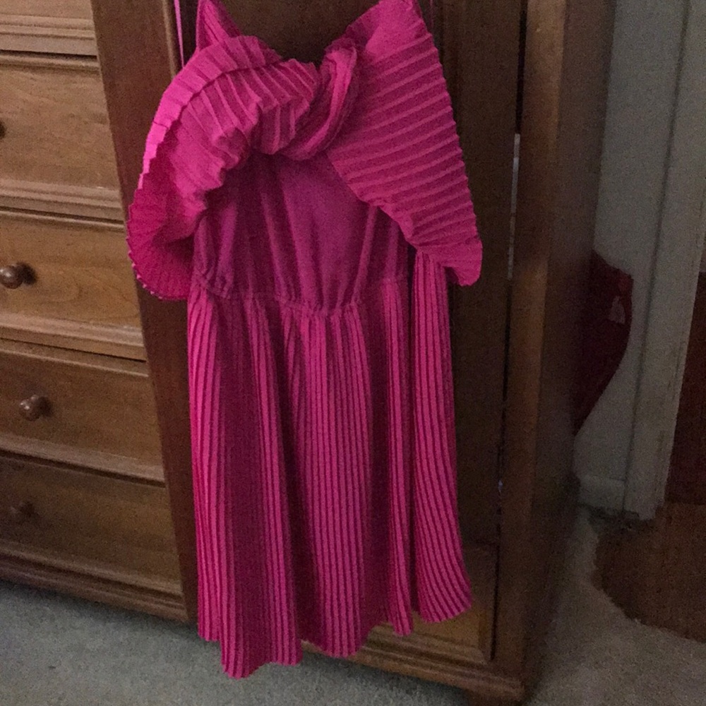 “VINCE CAMUTO” very pink pleated summer dress. - Picture 3 of 4